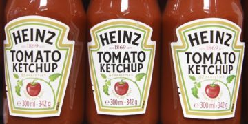 Heinz quiere regalarle un barco a un náufrago que sobrevivió con kétchup