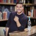 El cantante Carlos Rivera anuncia gira y promociona la magia del mezcal