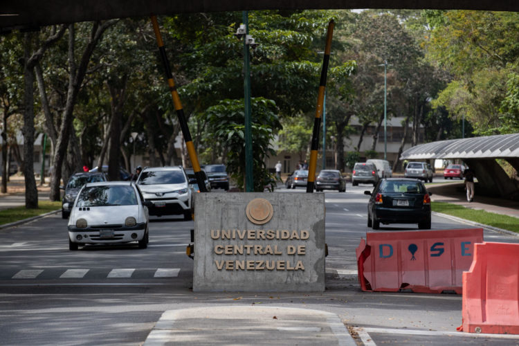 Fotografía de la entrada de la Universidad Central de Venezuela (UCV), el 17 de febrero de 2023, en Caracas (Venezuela). EFE/Rayner Peña R.