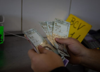 El bolívar mejora ligeramente frente al dólar tras 22 días de caída