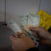El bolívar mejora ligeramente frente al dólar tras 22 días de caída
