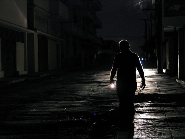 Un hombre camina durante un apagón en La Habana, Cuba, en una fotografía de archivo. EFE/Alejandro Ernesto