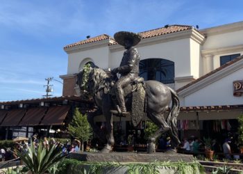 Los Ángeles erige una estatua de 3,7 metros en honor a Vicente Fernández