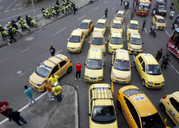 Taxistas protestan en Colombia contra el alza de combustible y transporte ilegal