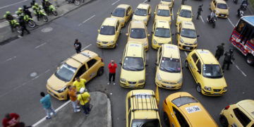 Taxistas protestan en Colombia contra el alza de combustible y transporte ilegal