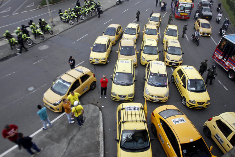 Grupos de taxistas protestan contra el alza de combustible y el transporte ilegal este 22 de febrero de 2023, en Medellín (Colombia). EFE/ Luis Eduardo Noriega