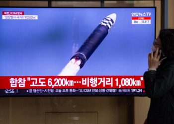 Pionyang exhibe un nuevo misil ICBM que aparentemente usa combustible sólido