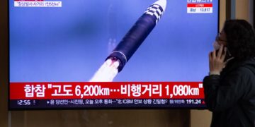 Pionyang exhibe un nuevo misil ICBM que aparentemente usa combustible sólido