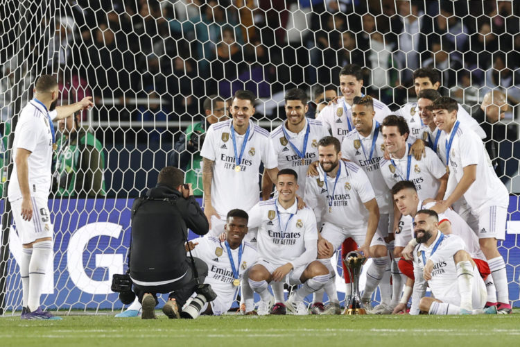 Los jugadores del Real Madrid celebran la victoria con el trofeo tras la final del Mundial de Clubes. EFE/Julio Muñoz