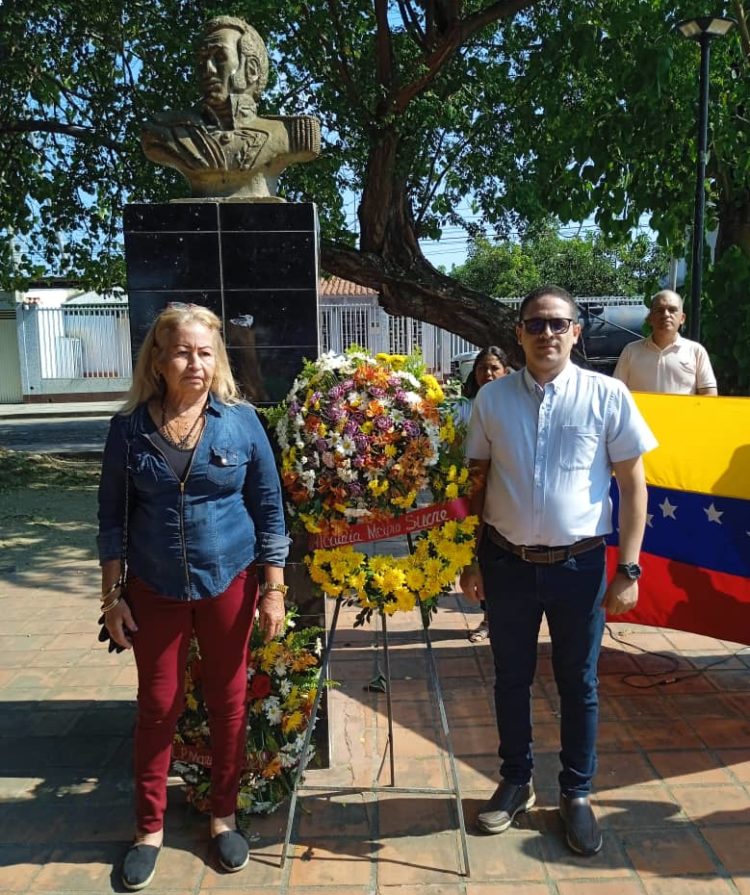 La ofrenda floral en la plaza Sucre del Alcalde Keiver Peña y la representante del Concejo Olga Simancas.