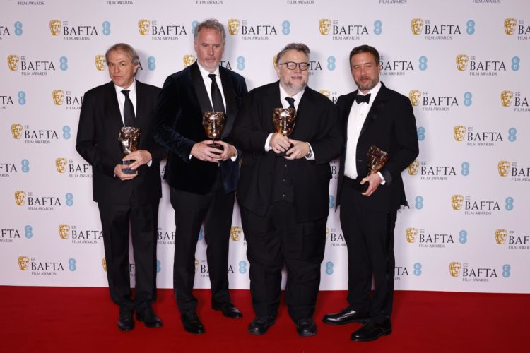 El director Guillermo del Toro (tercero desde la izquierda) posa junto a Mark Gustafson, Gary Ungar y Alex Bulkley con el premio Bafta a la mejor película animada otorgado a su filme "Pinocchio" en la ceremonia de entrega de estos galardones, celebrada en Londres. EFE/EPA/Tolga Akmen