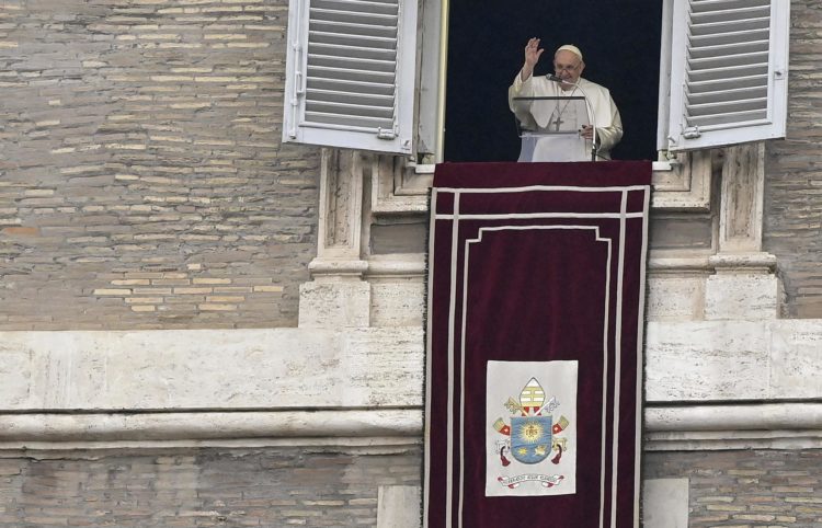 Imagen de archivo del Papa Francisco dirigiendo su oración dominical del Ángelus desde la ventana de su oficina con vistas a la Plaza de San Pedro, en la Ciudad del Vaticano. EFE/RICARDO ANTIMIANI