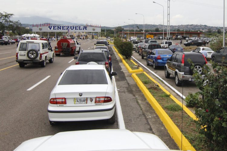 Vehículos recorren el puente binacional Atanasio Girardot, que une a las poblaciones de Cúcuta (Colombia) y Tienditas (Venezuela), en una fotografía de archivo. EFE/ Mario Caicedo