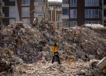 Un hombre es rescatado en Turquía tras 278 horas atrapado entre los escombros