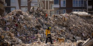 Un hombre es rescatado en Turquía tras 278 horas atrapado entre los escombros