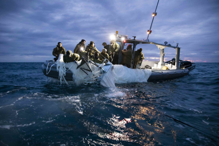 La Armada de EE.UU. publica fotos de los restos que ha recuperado del globo chino