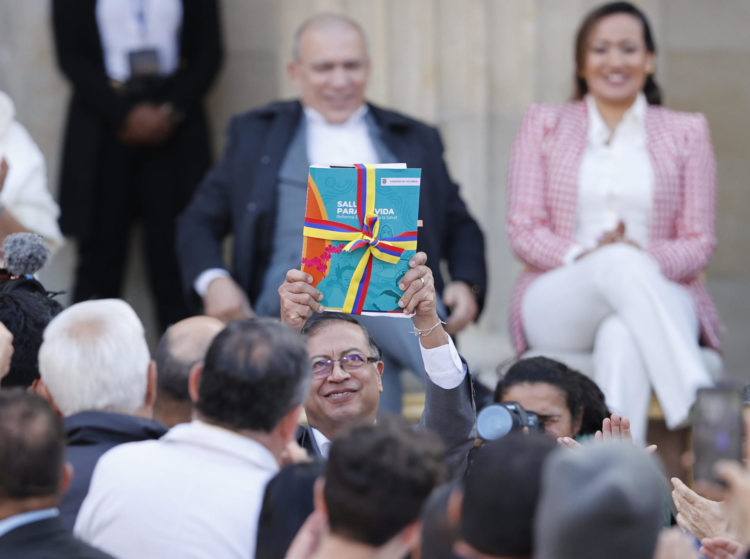 El presidente de Colombia, Gustavo Petro (c), muestra hoy el texto de la reforma a la salud durante el acto público de su radicación ante el Congreso, en Bogotá (Colombia). EFE/ Mauricio Dueñas Castañeda