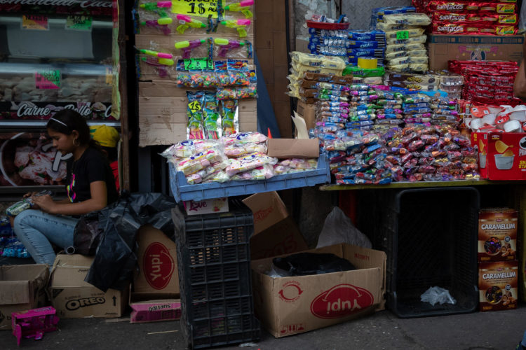Fotografía de un puesto de venta informal con chucherias y golosinas colombianas, en Caracas (Venezuela). EFE/Rayner Peña R.