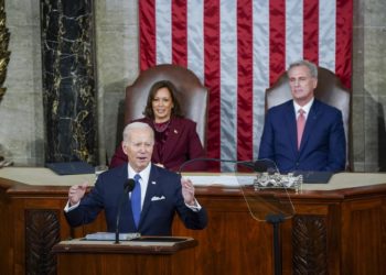 Biden pide al Congreso reformar la policía y acabar con armas de asalto