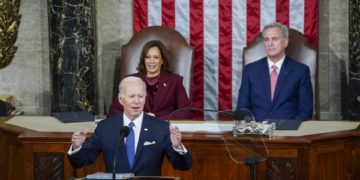 Biden pide al Congreso reformar la policía y acabar con armas de asalto