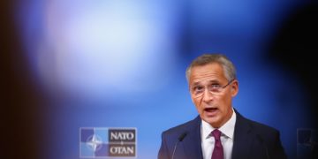 La OTAN ayudará a Ucrania a comprar armas para combatir a Rusia