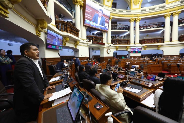 Fotografía de archivo que muestra otra sesión del pleno que debate un proyecto de ley para adelantar elecciones generales, en Lima (Perú). EFE/ Congreso del Perú