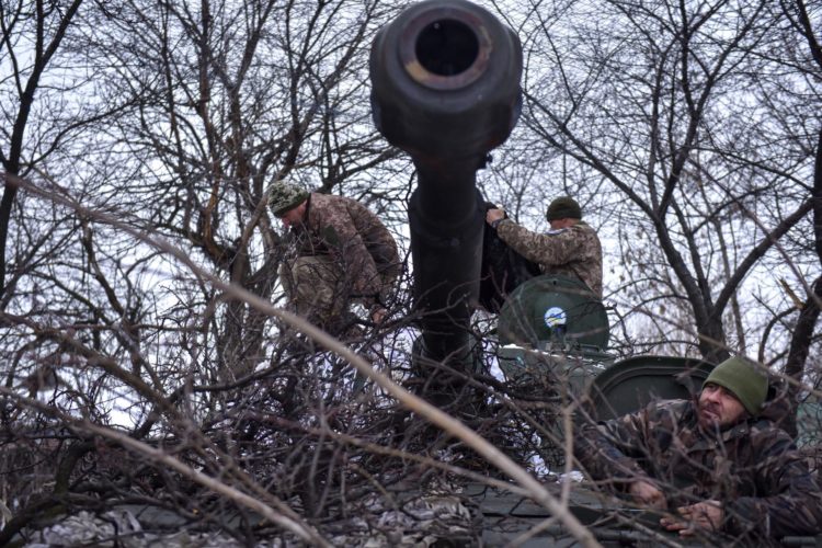 Militares ucranianos saltan de un obús autopropulsado 2-s1 tras disparar contra posiciones rusas en un lugar no revelado en la región de Donetsk, en el este de Ucrania, el pasado 17 de febrero. EFE/EPA/OLEG PETRASYUK
