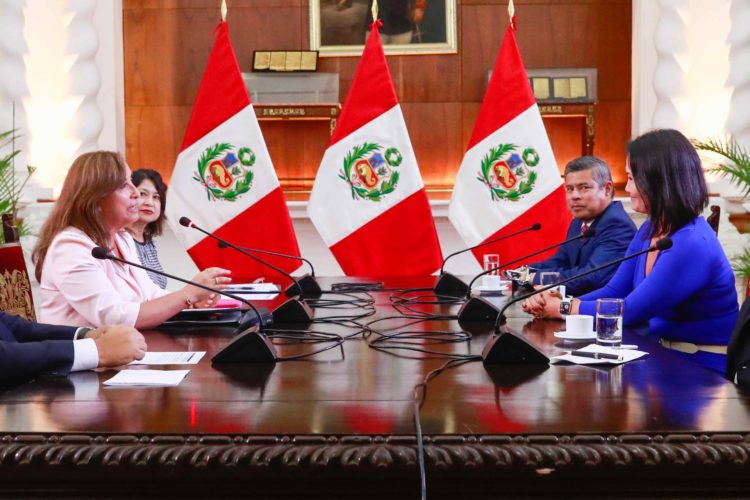 AME4906. LIMA (PERÚ), 15/02/2023.-Presidencia de Perú que muestra a la mandataria Dina Boluarte mientras se reúne con la líder conservadora peruana Keiko Fujimori (d), en el Palacio de Gobierno en Lima (Perú). EFE/ Presidencia del Perú