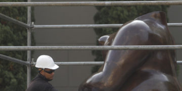 El arte de Botero reclama libertad tras el polémico cierre de su plaza en Medellín