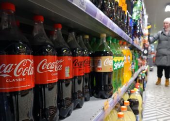 Coca Cola y otras marcas acuerdan reducir el azúcar de sus bebidas en Suiza