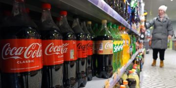 Coca Cola y otras marcas acuerdan reducir el azúcar de sus bebidas en Suiza
