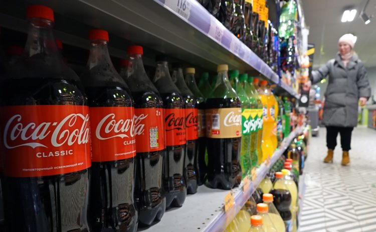 Botellas de Coca Cola en un supermercado en Moscú el 9 de marzo de 2022. EFE/EPA/MAXIM SHIPENKOV