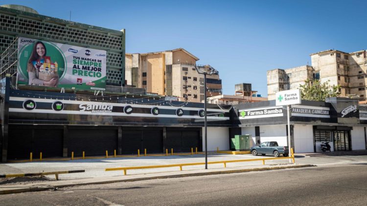 Fotografía de la fachada de comercios hoy, en Maracaibo (Venezuela). EFE/ Henry Chirinos