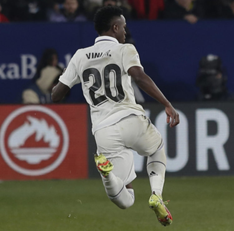 El brasileño Vinicius Junior volvió a ser protagonista en lo extradeportivo durante el partido entre Osasuna y Real Madrid (0-2). EFE / Villar López.