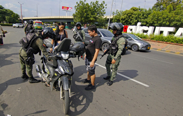 Policías colombianos realizan controles de seguridad, el 1 de febrero del 2023, en Cúcuta (Colombia). EFE/ Mario Caicedo