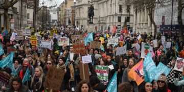 Miles de trabajadores toman las calles del Reino Unido para pedir mejoras salariales