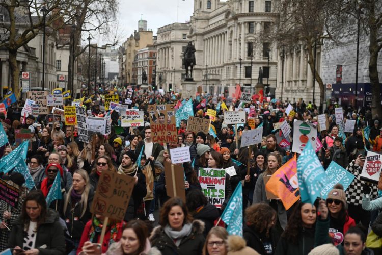 Miles de personas se unieron a la marcha hacia Westminster en Londres este 01 de febrero de 2023. EFE/EPA/NEIL HALL
