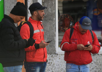 Migrantes y tecnología: cómo los móviles cambian la ruta hacia Estados Unidos