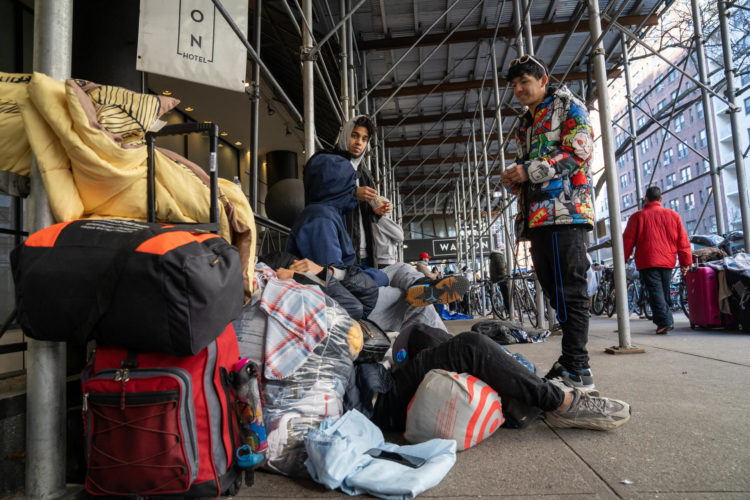 Fotografía de archivo, tomada el pasado 30 de enero, en la que se registró a un grupo de inmigrantes venezolanos, desalojados del hotel Watson, al acampar en la calle, en Nueva York (NY, EE.UU.). EFE/Ángel Colmenares