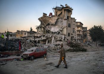 Regresan a Venezuela rescatistas que ayudaron en Turquía tras el terremoto