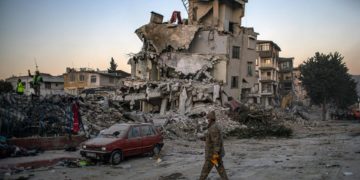 Regresan a Venezuela rescatistas que ayudaron en Turquía tras el terremoto