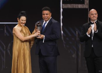 Homenaje a Pele en el inicio de los premios FIFA The Best