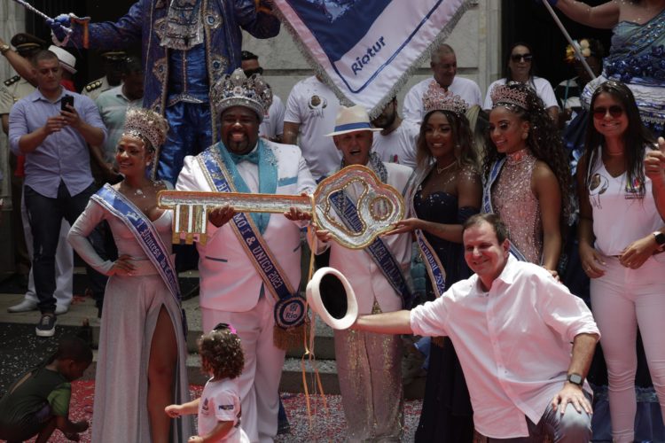 El Rey Momo, acompañado por la reina de carnaval y la princesa del carnaval, posa con la llave de la ciudad junto al alcalde de Río de Janeiro, Eduardo Paes (d), hoy, en Río de Janeiro (Brasil). EFE/Antonio Lacerda