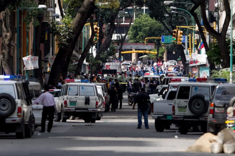Fotografía de archivo en la que se registró un operativo policial adelantado por miembros del Cuerpo de Investigaciones Científicas, Penales y Criminalísticas (Cicpc), en Caracas (Venezuela). EFE/Miguel Gutiérrez