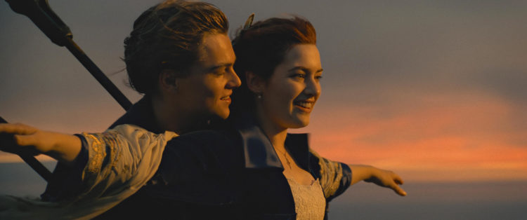 Fotografía cedida por 20th Century Studios de una escena de la película Titanic donde aparece Kate Winslet como Rose y Leonardo DiCaprio como Jack. EFE/ 20th Century Studios