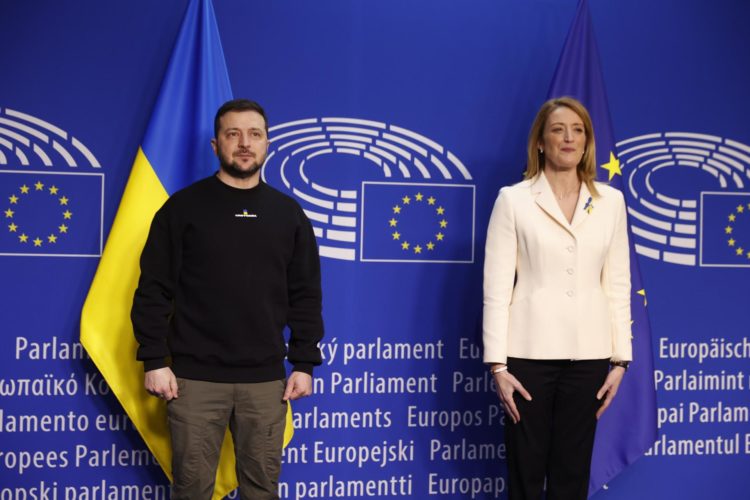 El presidente ucraniano, Volodimir Zelenski, es recibido en el Parlamento Europeo por su presidenta Roberta Metsola. EFE/EPA/JULIEN WARNAND