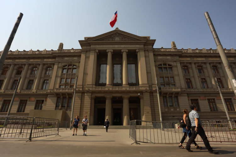 Fotografía de la Audiencia Nacional , en Santiago (Chile), donde se va a presentar el informe sobre la muerte del premio Nobel chileno Pablo Neruda, este 13 de febrero de 2022. EFE/ Ailen Díaz