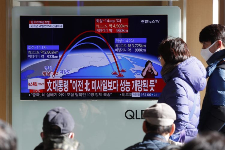 Foto de archivo de surcoreanos que ven un reportaje televisivo sobre el lanzamiento por Corea del Norte de un misil balístico. EFE/KIM HEE-CHUL