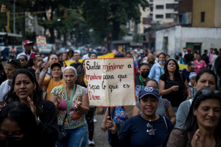 Personas se manifiestan durante una protesta en la que exigen mejoras salariales en Caracas (Venezuela), en una fotografía de archivo. EFE/Miguel Gutiérrez