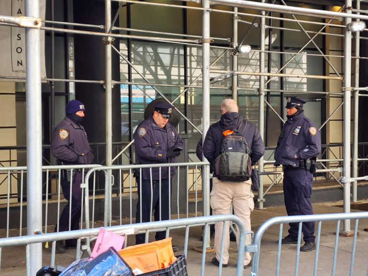Agentes de policía revisan los documentos de una persona hoy frente a la entrada del hotel Watson en Nueva York, totalmente despejada de los inmigrantes venezolanos. EFE/Ruth E. Hernández